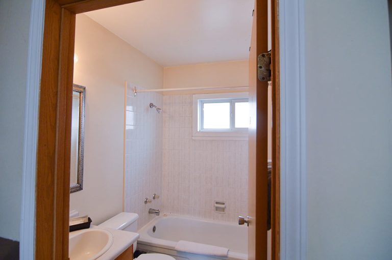 1-Bedroom-Suite--Bathroom